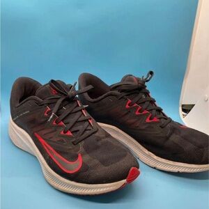 Men’s Nike running shoe quest size 9